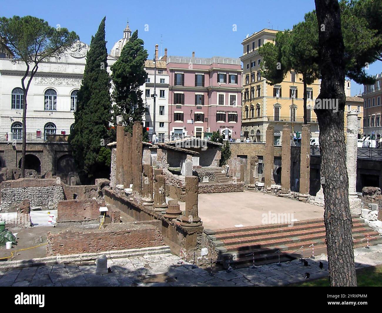 Largo di Torre Argentina, una piazza di Roma, in Italia, che contiene i resti di quattro templi repubblicani romani, e i resti del Teatro di Pompeo. Si trova nell'antico Campus Marzio. Giulio Cesare fu assassinato nella Curia di Pompeo, e il luogo in cui si crede sia stato assassinato è nella piazza. Foto Stock