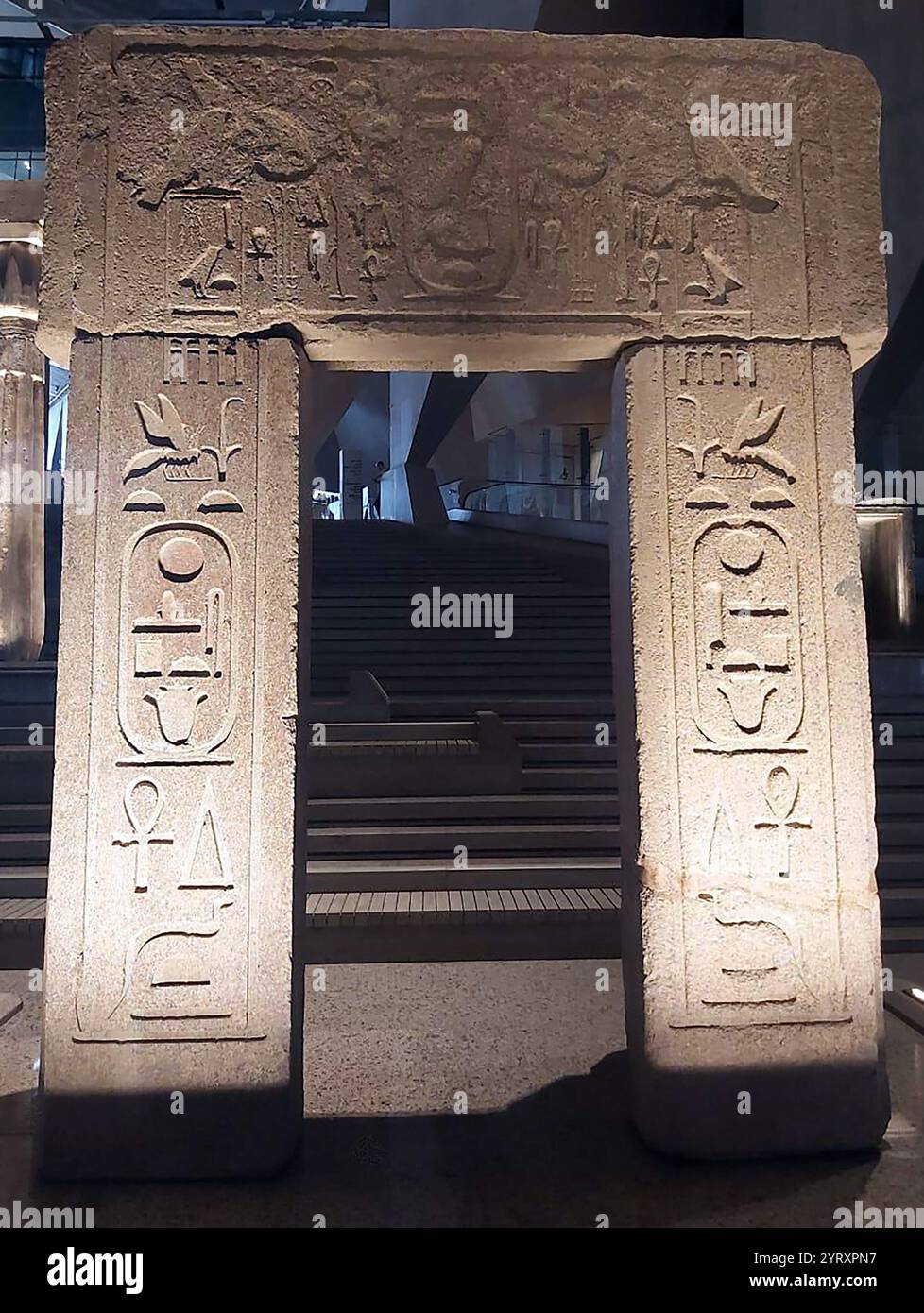 Architrave e cornice di una porta per la città di Hut Waret ad Avaris nel Delta del Nilo orientale. La città fu costruita da Amenemhat I. Le iscrizioni con il cartiglio di Amenemhat furono inscritte dal suo discendente, Senwosret III. Circa 1956 a.C. Foto Stock