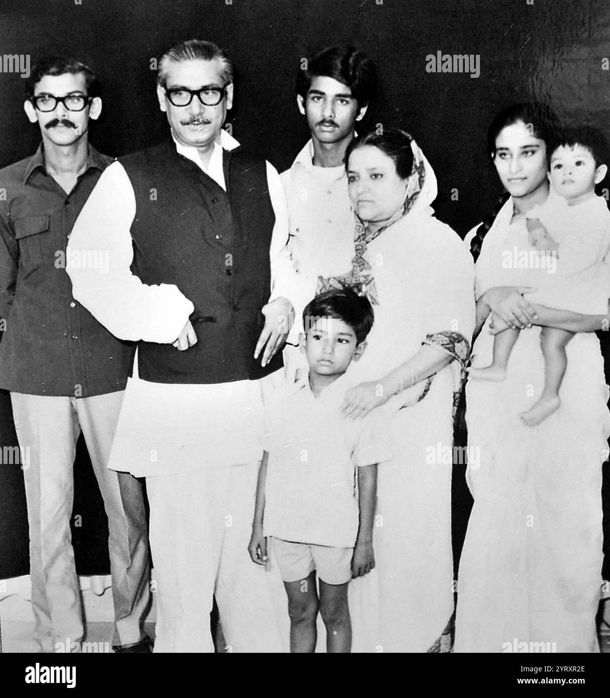 Mujibur Rahman sposò lo sceicco Fazilatunnesa all'età di 18 anni nel 1938. La coppia ebbe due figlie e tre figli. Le due figlie sono Sheikh Hasina, che è ora il primo ministro del Bangladesh, e Sheikh Rehana. I tre figli sono Sheikh Kamal, Sheikh Jamal e Sheikh Russell, assassinati il 15 agosto 1975 da un gruppo di ufficiali dell'esercito violenti. Foto Stock