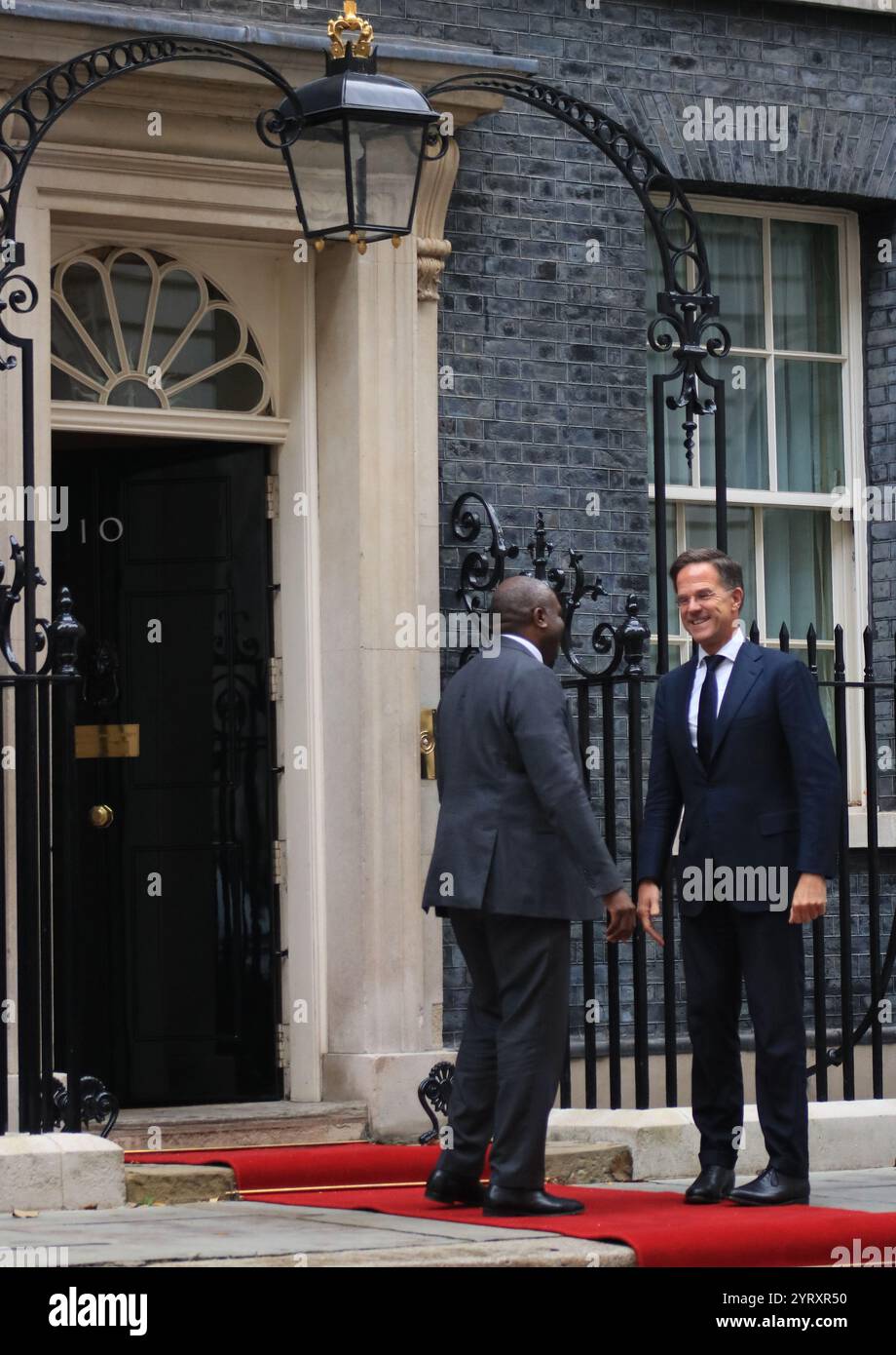 10 ottobre 2024, Regno Unito, Londra: Il Segretario generale della NATO Mark Rutte (R) e il Ministro degli Esteri britannico David Lammy arrivano al 10 di Downing Street Foto Stock