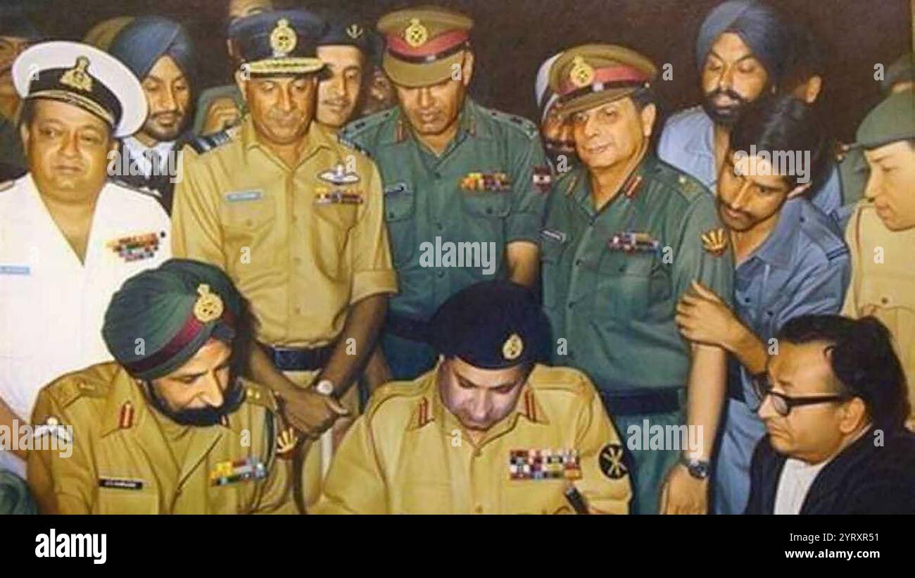 Il tenente generale Niazi firma lo strumento di resa sotto lo sguardo del tenente generale Aurora . In piedi immediatamente dietro da L a R: Vice ammiraglio Krishnan, Air Marshal Dewan, tenente generale Sagat Singh, maggior generale JFR Jacob (con l'FG Offr SS Krishnamurthy che sbircia sulla sua spalla). Un giornalista veterano, Surojit Sen di All India radio, viene visto mentre tiene un microfono sulla destra. Foto Stock