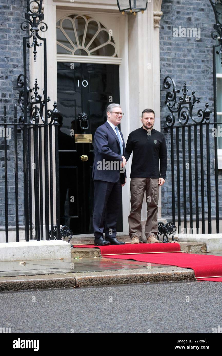 Il presidente ucraino Volodymyr Zelensky viene accolto dal primo ministro Sir Keir Starmer mentre arriva a Downing Street. 10 ottobre 2024 Foto Stock