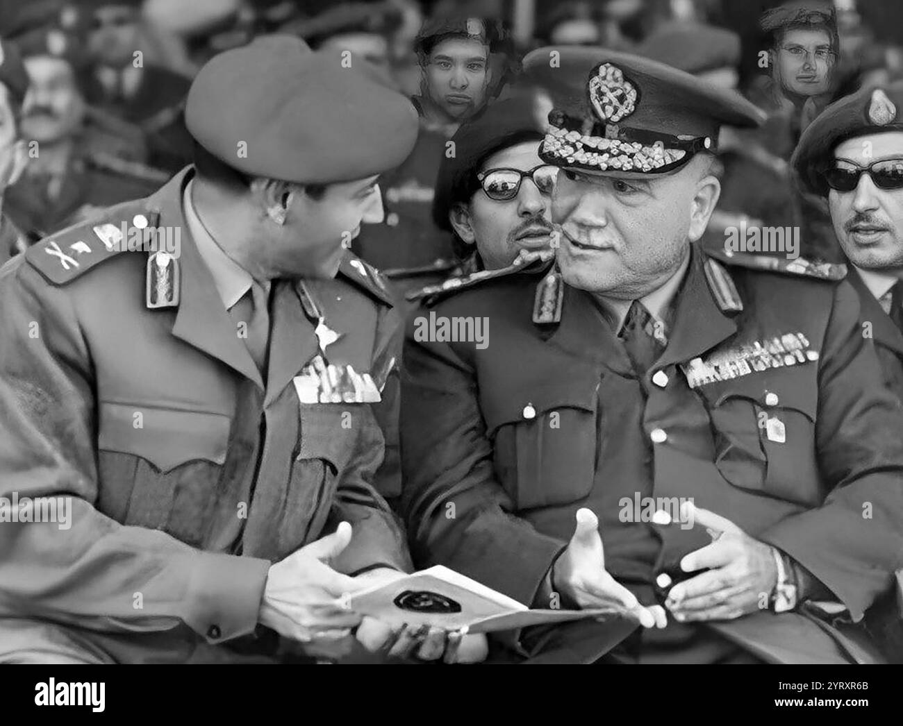 Feldmaresciallo Ahmad Ismail Ali (1917 25 dicembre 1974), (a destra), alto ufficiale militare egiziano che fu ministro della guerra egiziana durante la guerra dello Yom Kippur del 1973. È noto soprattutto per la sua pianificazione dell'attacco attraverso il canale di Suez, nome in codice operazione Badr. Foto Stock