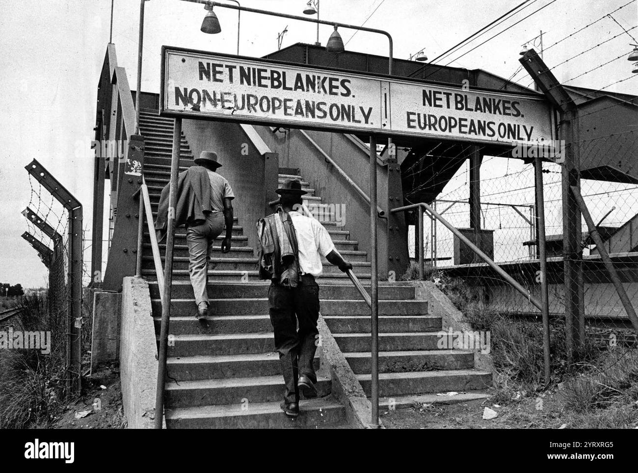 Segno che mostra la segregazione secondo le leggi dell'apartheid in Sud Africa. 1975. Fotografia di segnali segregazionali in una stazione ferroviaria sudafricana. Foto Stock