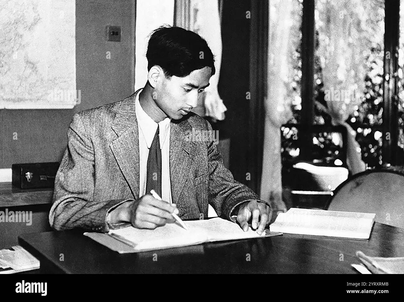 Ananda Mahidol (20 settembre 1925, 9 giugno 1946) re del Siam (poi Thailandia) della dinastia Chakri, intitolato Rama VIII. All'epoca fu riconosciuto come re dall'Assemblea Nazionale nel marzo 1935, era un bambino di nove anni che viveva in Svizzera. Tornò in Thailandia nel dicembre 1945, ma sei mesi dopo, nel giugno 1946, fu trovato morto nel suo letto. la sua morte fu giudicata un omicidio da parte di medici legali, e tre aiutanti reali furono in seguito giustiziati in seguito a processi molto irregolari. Foto Stock