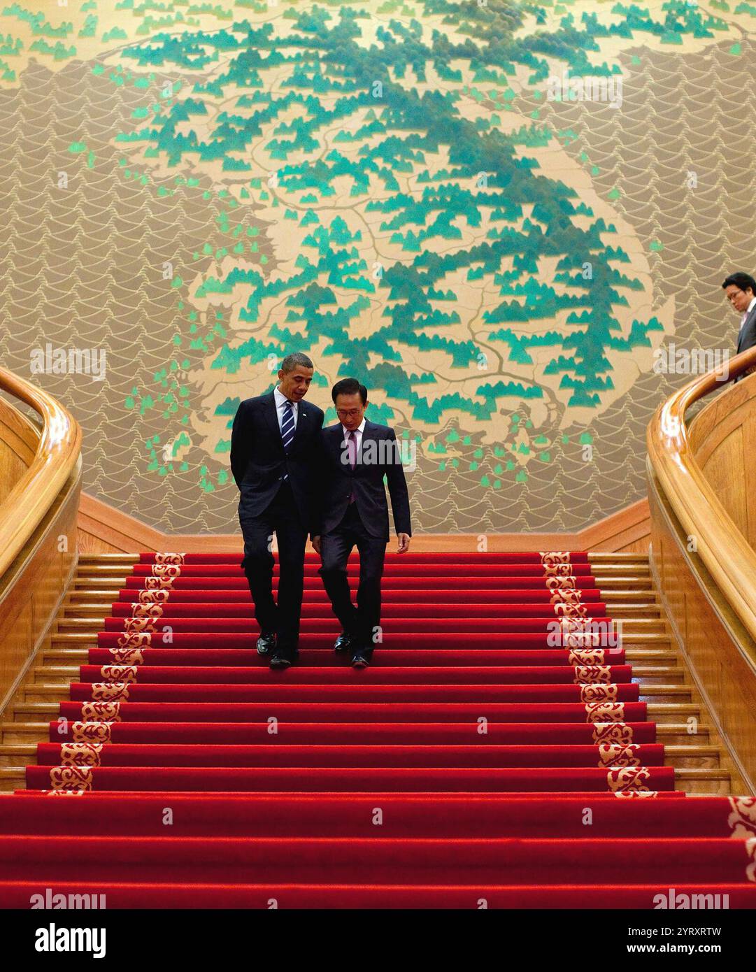 Il presidente Barack Obama e il presidente Lee Myung bak della Corea del Sud camminano insieme dopo un incontro bilaterale alla Casa Blu di Seoul, Corea del Sud, 11 novembre 2010. Foto Stock