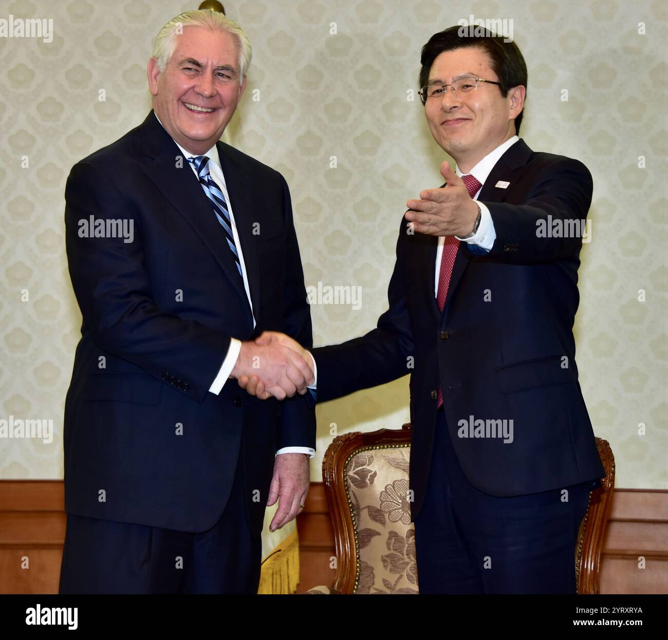 Il Segretario di Stato degli Stati Uniti Rex Tillerson stringe la mano con il presidente ad interim della Corea del Sud Hwang Kyo Ahn prima del loro incontro bilaterale a Seoul, Corea del Sud, il 17 marzo 2017 Foto Stock