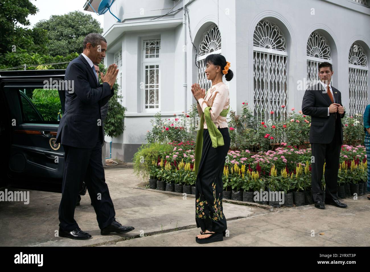 Il leader dell'opposizione birmana Aung San Suu Kyi dà il benvenuto al presidente degli Stati Uniti Barack Obama nella sua casa a Rangoon il 19 novembre 2012. Aung San Suu Kyi (nato il 19 giugno 1945) è un politico birmano, diplomatico, autore e attivista per la democrazia che ha servito come consigliere di Stato del Myanmar (equivalente a un primo ministro) e ministro degli affari esteri dal 2016 al 2021. È stata segretario generale della Lega Nazionale per la democrazia (NLD) sin dalla fondazione del partito nel 1988 ed è stata registrata come presidente mentre era un partito legale dal 2011 al 2023. Ha svolto un ruolo fondamentale in Myanmar Foto Stock