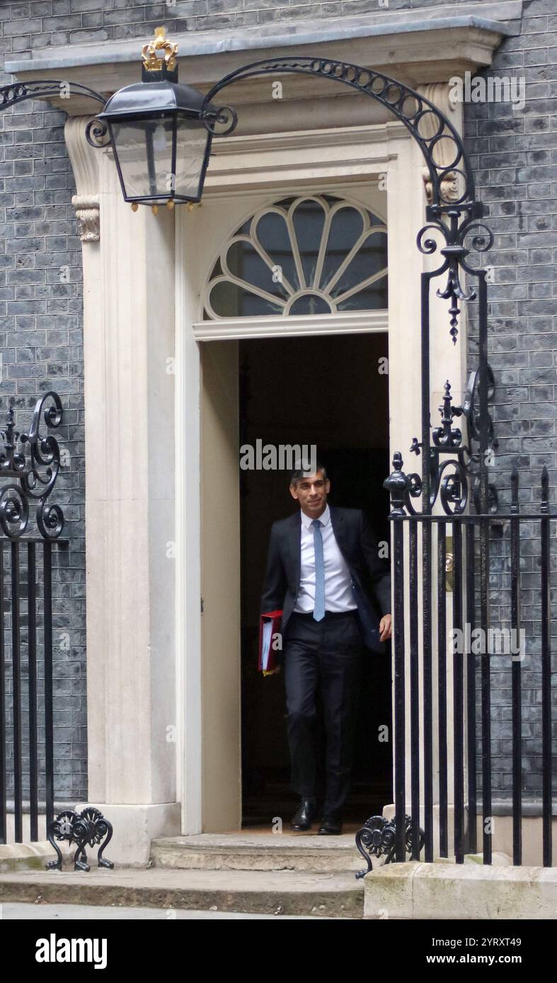 Il primo ministro britannico Rishi Sunak lascia Downing Street al numero 10 per partecipare al parlamento per le interrogazioni. Marzo 2024 Foto Stock