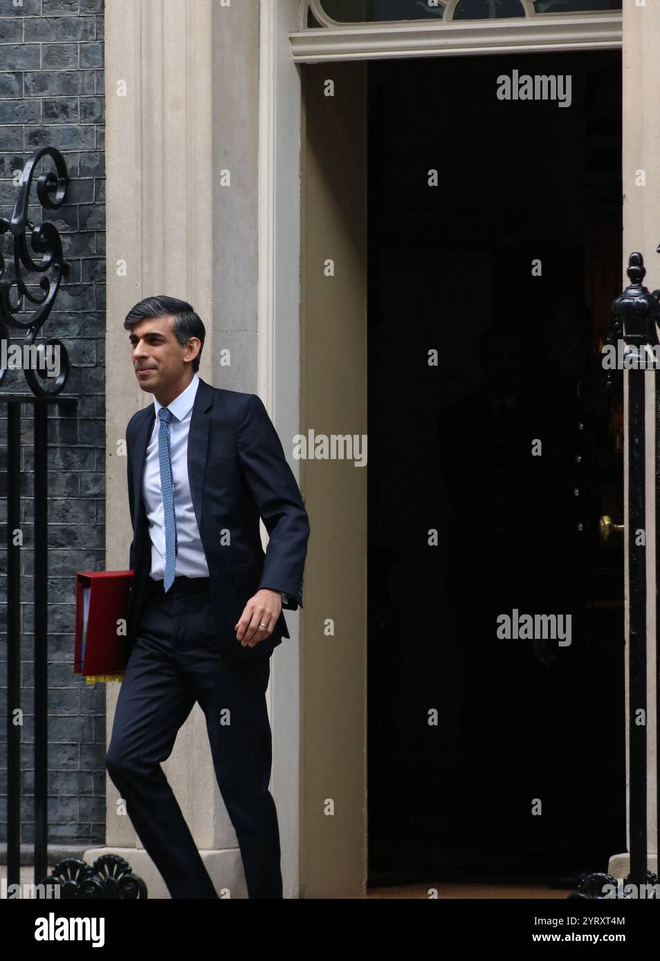 Il primo ministro britannico Rishi Sunak lascia Downing Street al numero 10 per partecipare al parlamento per le interrogazioni. Marzo 2024 Foto Stock