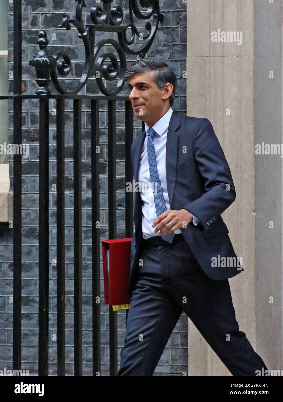 Il primo ministro britannico Rishi Sunak lascia Downing Street al numero 10 per partecipare al parlamento per le interrogazioni. Marzo 2024 Foto Stock