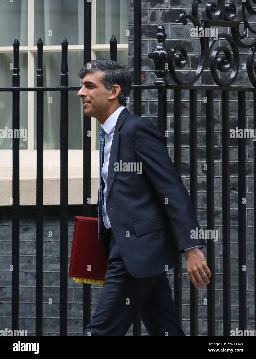 Il primo ministro britannico Rishi Sunak lascia Downing Street al numero 10 per partecipare al parlamento per le interrogazioni. Marzo 2024 Foto Stock