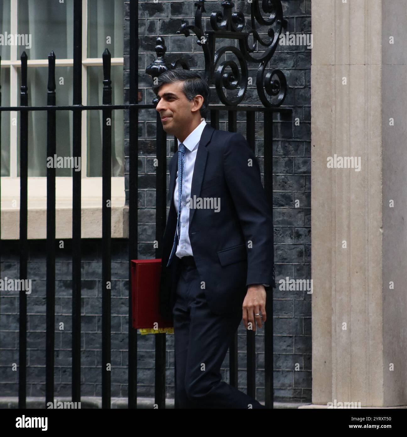 Il primo ministro britannico Rishi Sunak lascia Downing Street al numero 10 per partecipare al parlamento per le interrogazioni. Marzo 2024 Foto Stock