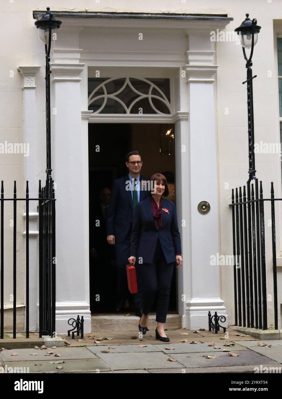 Rachel Reeves, Cancelliere dello Scacchiere e Darren Jones, Capo Segretario al Tesoro, lasciano Downing Street 11 per presentare il bilancio al Parlamento. 30 ottobre 2024. Foto Stock