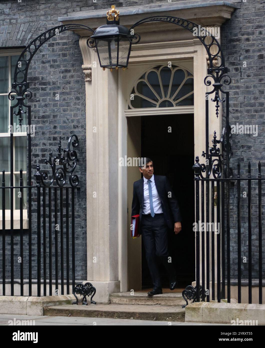 Il primo ministro britannico Rishi Sunak lascia Downing Street al numero 10 per partecipare al parlamento per le interrogazioni. Marzo 2024 Foto Stock