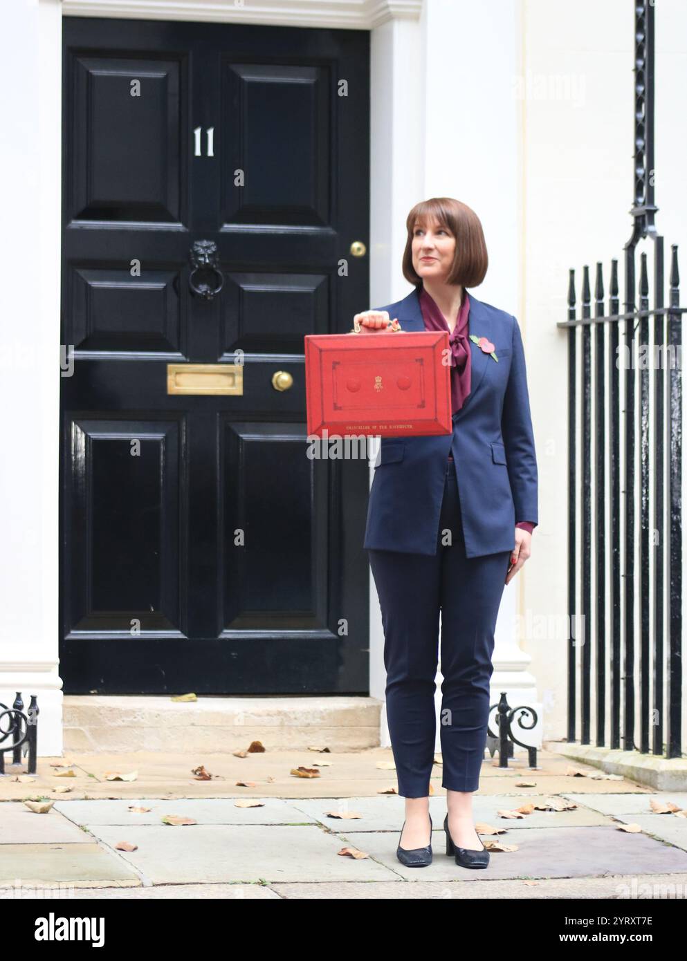 Rachel Reeves, Cancelliere dello Scacchiere, lascia l'11 di Downing Street per presentare il bilancio al Parlamento. 30 ottobre 2024. Foto Stock