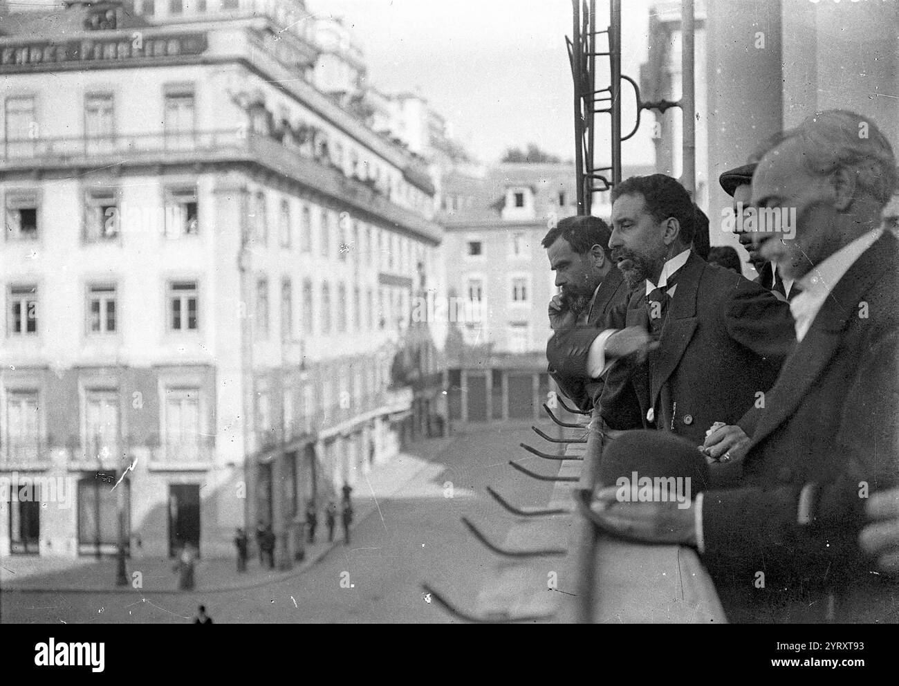 Jos? Relvas, in piedi tra gli altri, sta parlando, proclamando la Repubblica da un balcone di pietra nel 1910. Jos? Maria de Mascarenhas Relvas de Campos (1858 1929], è stato un politico portoghese e primo ministro del Portogallo. Storico repubblicano, proclamò la repubblica dal balcone della camera municipale di Lisbona, il 5 ottobre 1910. È stato il secondo ministro delle Finanze durante il governo provvisorio guidato da te?filo Braga, dal 12 ottobre 1910 al 3 settembre 1911. Foto Stock