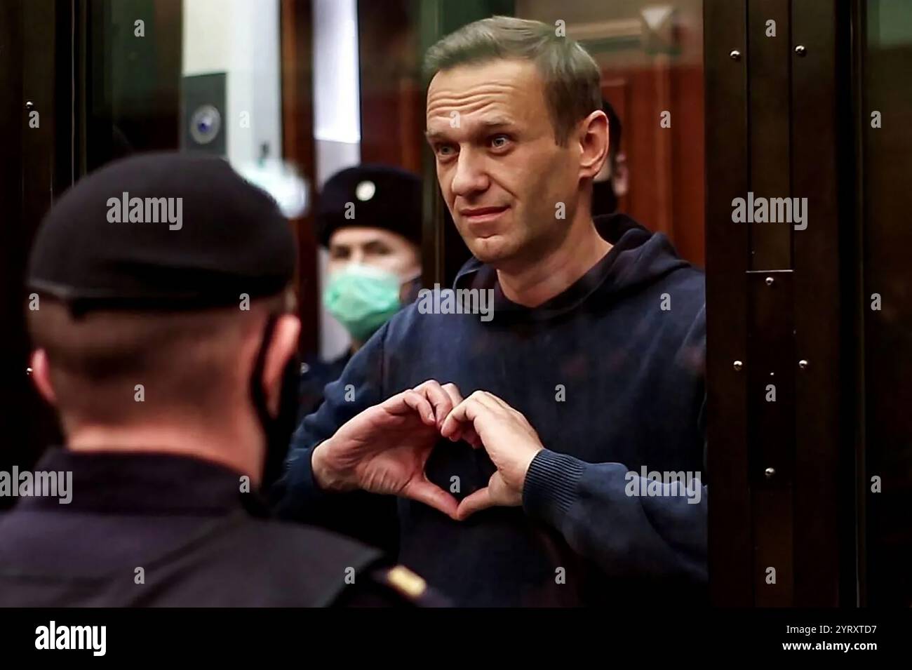 Alexei Navalny (1976 16 febbraio 2024) è stato un leader dell'opposizione russa, attivista anti-corruzione e prigioniero politico. Navalny e il suo team pubblicarono materiale sulla corruzione in Russia, organizzarono dimostrazioni politiche e promossero le sue campagne. Nel gennaio 2021, Navalny tornò in Russia. Nel marzo 2022, Navalny fu condannato ad altri nove anni di carcere. Nel dicembre 2023 Navalny scomparve dalla prigione per quasi tre settimane. È riemerso in una colonia correttiva del circolo polare artico. Nel 2024, il servizio carcerario russo riferì che Navalny era morto. Accuse contro la g di Putin Foto Stock