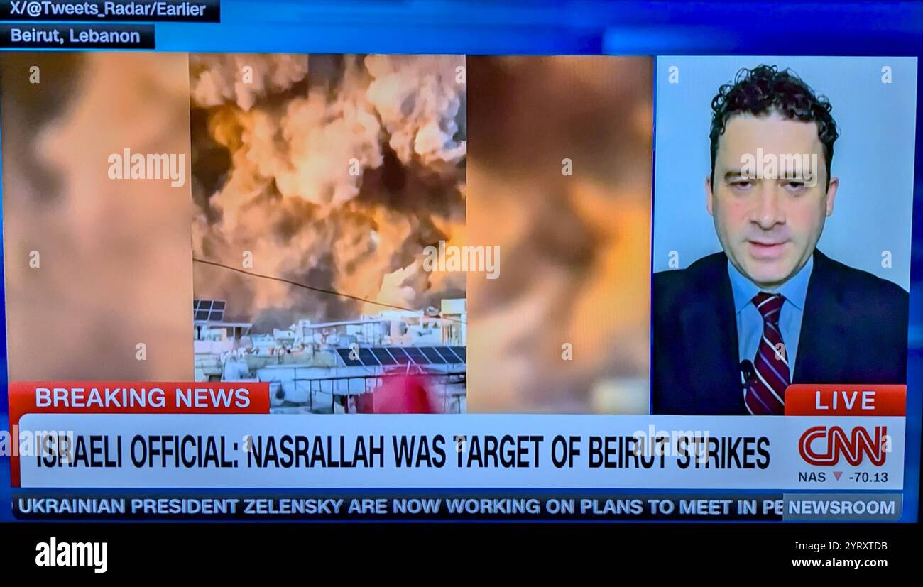 Copertura televisiva dell'attacco aereo israeliano che ha portato all'assassinio di Hassan Nasrallah (1960 ? 27 settembre 2024). Nasrallah è stato un religioso e politico libanese che ha servito come segretario generale di Hezbollah, un partito politico sciita islamista e milizia, dal 1992 fino al suo assassinio nel 2024. Foto Stock