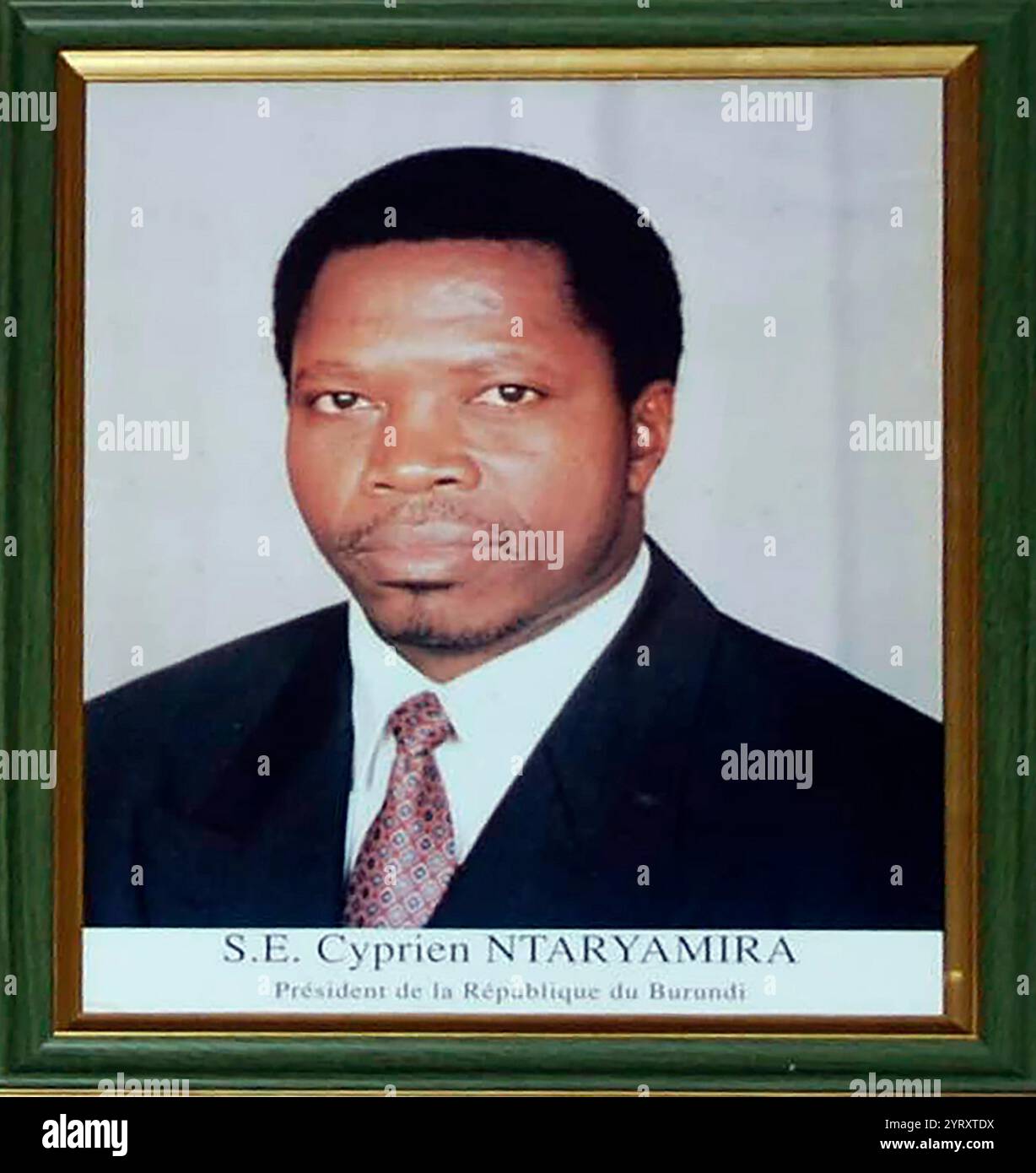 Cyprien Ntaryamira ( 1955 - 6 aprile 1994) politico burundese che servì come presidente del Burundi dal 5 febbraio 1994 fino alla sua morte due mesi dopo. Un hutu nato nel Burundi, Ntaryamira ha studiato lì prima di fuggire in Ruanda per evitare la violenza etnica e completare la sua formazione. Nel 1986 ha cofondato il fronte per la democrazia in Burundi (FRODEBU), e nel 1993 FRODEBU ha vinto le elezioni generali del Burundi. Ntaryamira sopravvisse a un colpo di stato nel 1993 e nel gennaio 1994 l'Assemblea nazionale lo elesse per diventare presidente del Burundi. È stato ucciso il 6 aprile 1994 quando era in viaggio Foto Stock