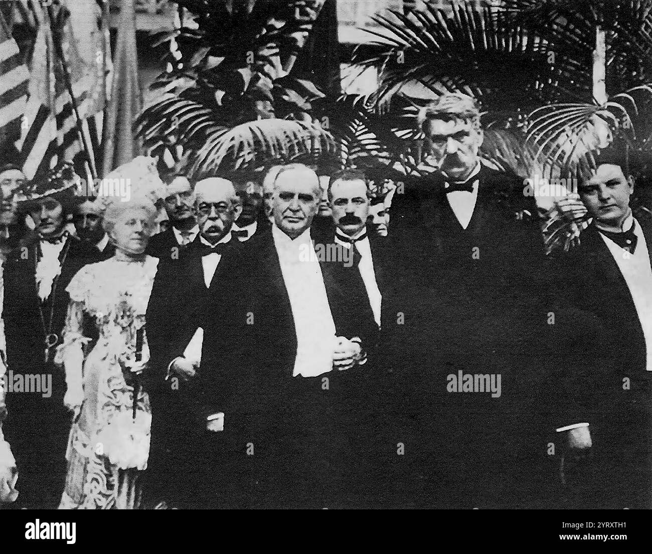 L'ultima foto in posa del presidente McKinley, nell'edificio del governo il 5 settembre 1901. Da sinistra a destra: Sig.ra John Miller Horton, presidente del Comitato di intrattenimento del Consiglio di amministrazione della donna; John G. Milburn; Manuel Azp?roz, ambasciatore messicano negli Stati Uniti; presidente McKinley; George B. Courtelyou, segretario del presidente; col. John H. Bingham del Consiglio di amministrazione del governo Foto Stock