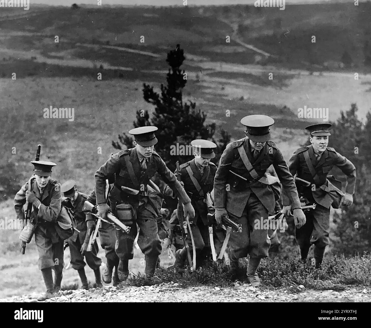 Parte della generazione perduta di vittime britanniche e coloniali nella guerra mondiale. Circa 870.000 soldati britannici e coloniali morirono come conseguenza della guerra. Harrow School, ufficiale cadetto in formazione 1914. Foto Stock