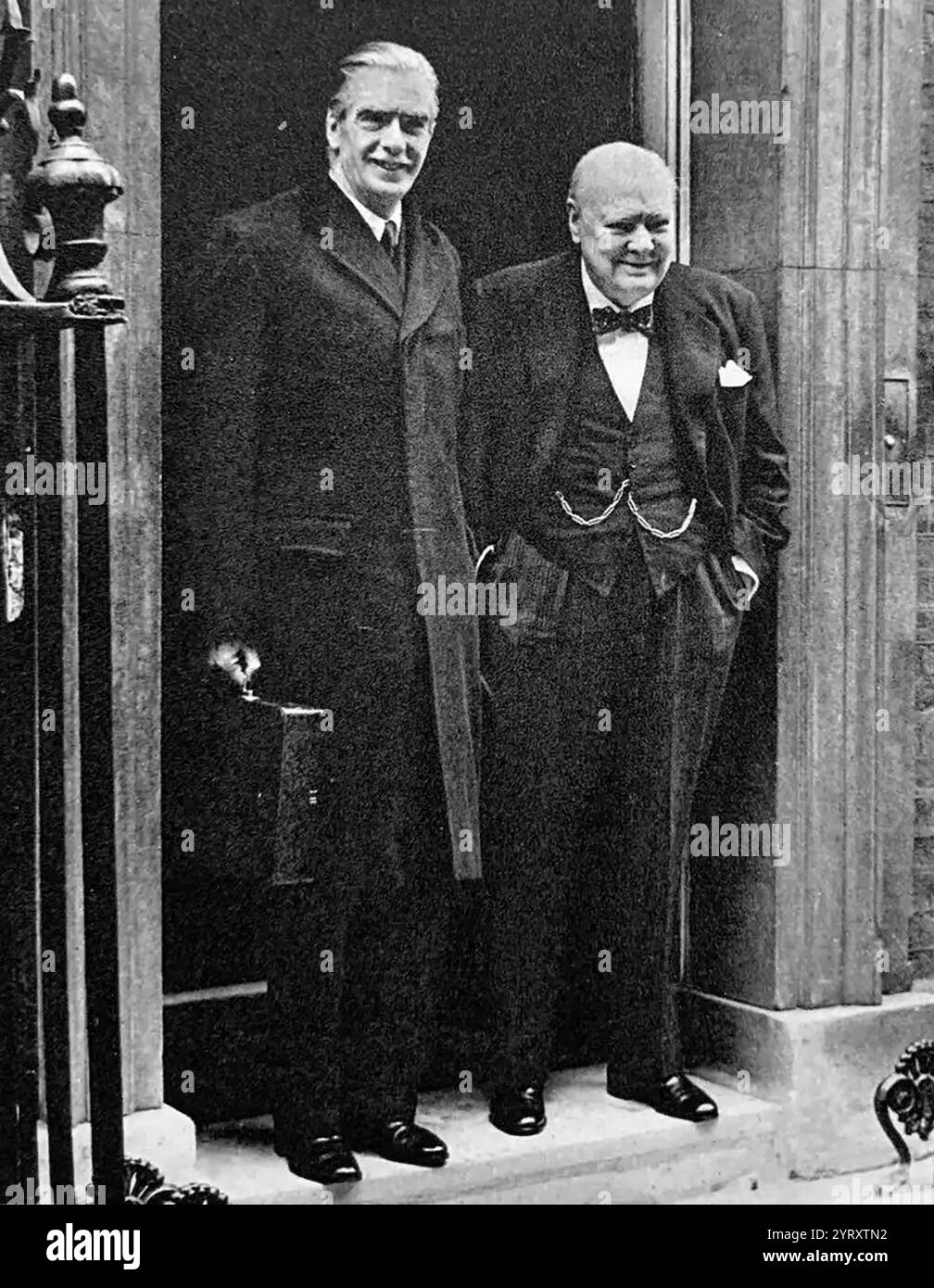 Sir Winston Churchill con Anthony Eden che gli succedette come primo ministro nel 1955. Foto Stock