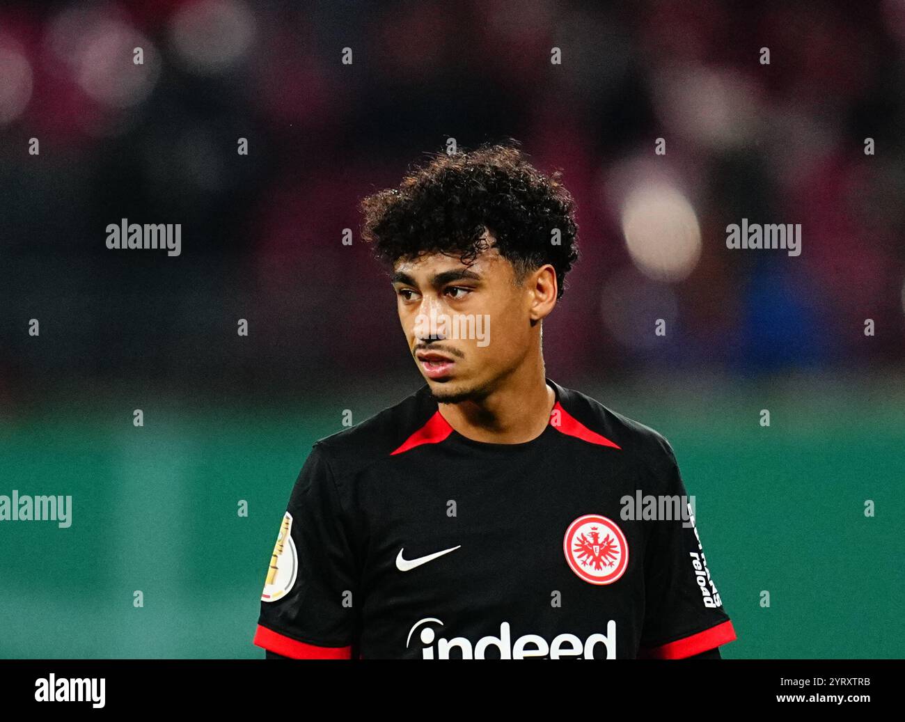 4 dicembre 2024: Nathaniel Brown dell'Eintracht Frankfurt guarda durante una partita di Coppa DFB - Round of 16, RB Leipzig vs Eintracht Frankfurt, alla Red Bull Arena di Lipsia, Germania. Ulrik Pedersen/CSM (immagine di credito: © Ulrik Pedersen/Cal Sport Media) Foto Stock