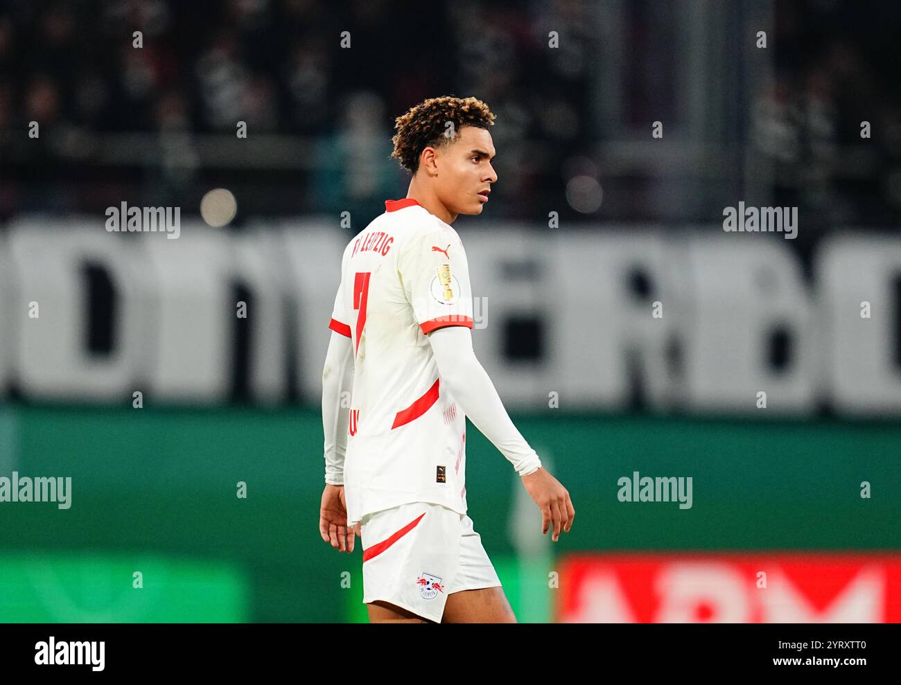 4 dicembre 2024: Antonio Nusa dell'RB Leipzig guarda durante una partita di Pokal-Round of 16 della DFB, RB Leipzig vs Eintracht Frankfurt, alla Red Bull Arena di Lipsia, Germania. Ulrik Pedersen/CSM (immagine di credito: © Ulrik Pedersen/Cal Sport Media) Foto Stock