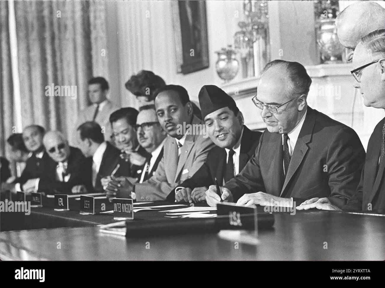 L'ambasciatore sovietico Anatoli Dobrynin firma il TNP nella sala orientale della Casa Bianca il 1 luglio 1968, come l'ambasciatore britannico Sir Patrick Dean e gli ambasciatori degli stati non allineati guardano. Foto Stock