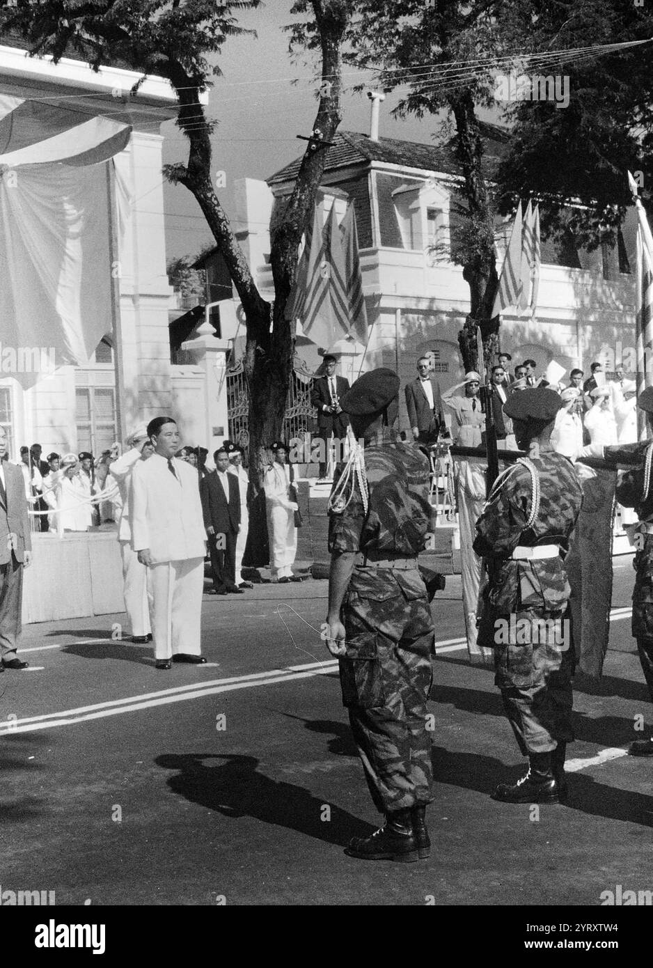 Durante le cerimonie a Saigon, nel Vietnam del Sud, l'aeronautica militare vietnamita ha promesso il suo sostegno al presidente dell'ONG Dinh Diem dopo una rivolta politica e un attentato alla vita del presidente Foto Stock