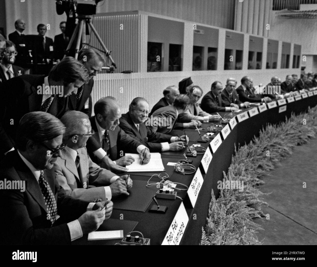 Conferenza per la sicurezza in Europa a Helsinki. Alla firma dell'atto finale, il 1° agosto 1975. Da sinistra a destra. Helmut Schmidt, Cancelliere della Repubblica Federale di Germania, Erich Honecker, primo Segretario del Comitato centrale del Partito di unità Socialista di Germania, Gerald Ford, Presidente degli Stati Uniti d'America, Bruno Kreisky, Cancelliere federale della Repubblica d'Austria Foto Stock
