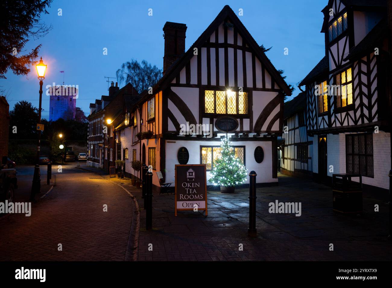 Le sale da tè Oken a Christmas, Warwick, Warwickshire, Inghilterra, Regno Unito Foto Stock