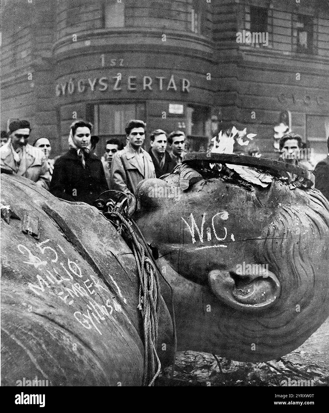 Statua caduta di Stalin a Budapest durante la rivolta ungherese del 1956 Foto Stock