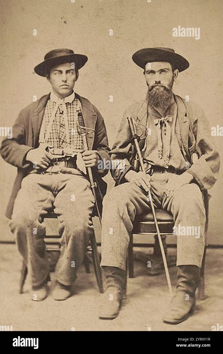 Due ruffiani di confine non identificati con le spade. Tra il 1855 e il 1859 circa, i Kansani si impegnarono in una violenta guerra di guerriglia tra forze pro-schiavitù e anti-schiavitù in un evento noto come Bleeding Kansas, che influenzò significativamente la politica americana e contribuì all'avvento della guerra civile. Foto Stock