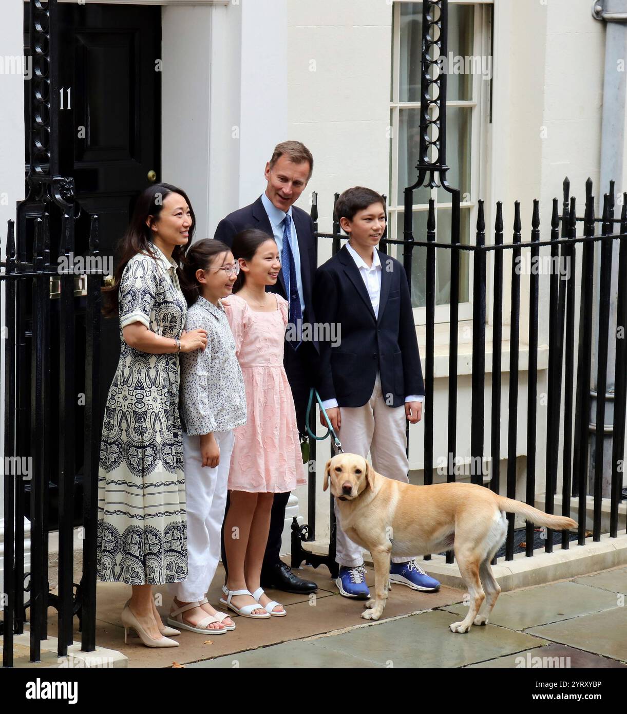 Il cancelliere britannico dello Scacchiere, Jeremy Hunt e la sua famiglia nel suo ultimo giorno in carica, lasciando 11 Downing Street. 5 luglio b2024 Foto Stock