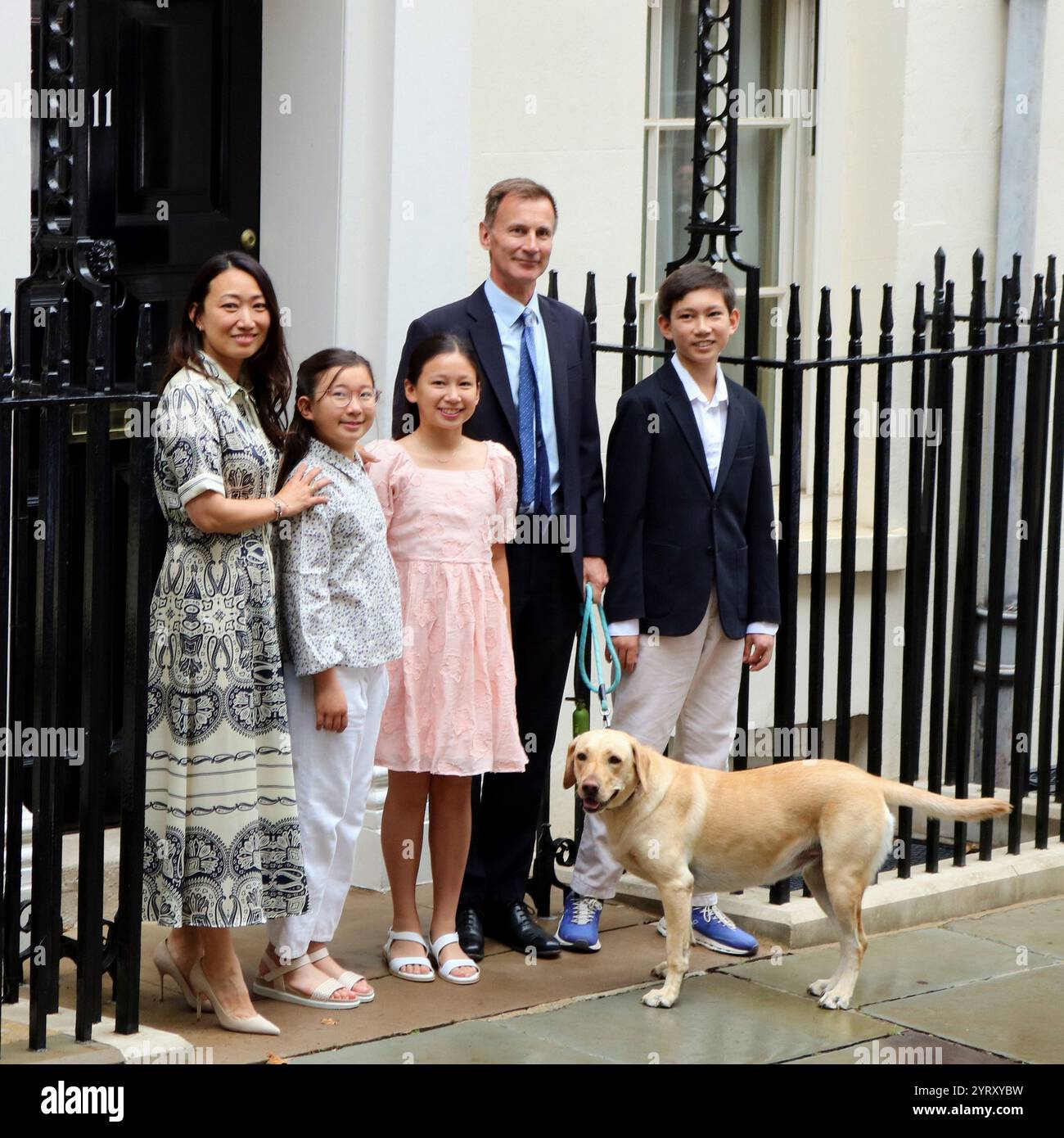 Il cancelliere britannico dello Scacchiere, Jeremy Hunt e la sua famiglia nel suo ultimo giorno in carica, lasciando 11 Downing Street. 5 luglio b2024 Foto Stock