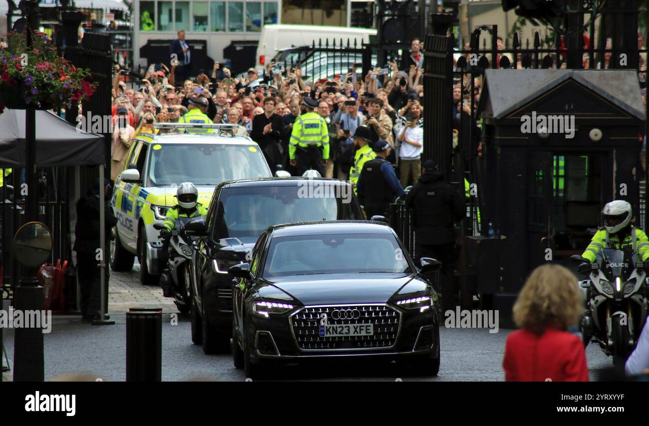 Il leader del Partito laburista, Sir Keir Starmer, arriva come primo ministro a Downing Street, Londra, dopo la vittoria elettorale il 5 luglio 2024. Foto Stock