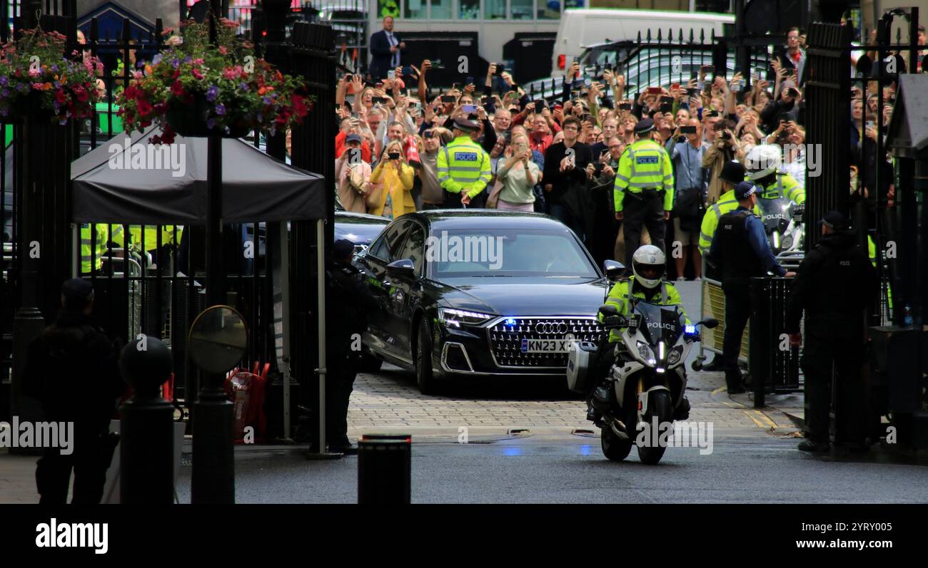 Il leader del Partito laburista, Sir Keir Starmer, arriva come primo ministro a Downing Street, Londra, dopo la vittoria elettorale il 5 luglio 2024. Foto Stock
