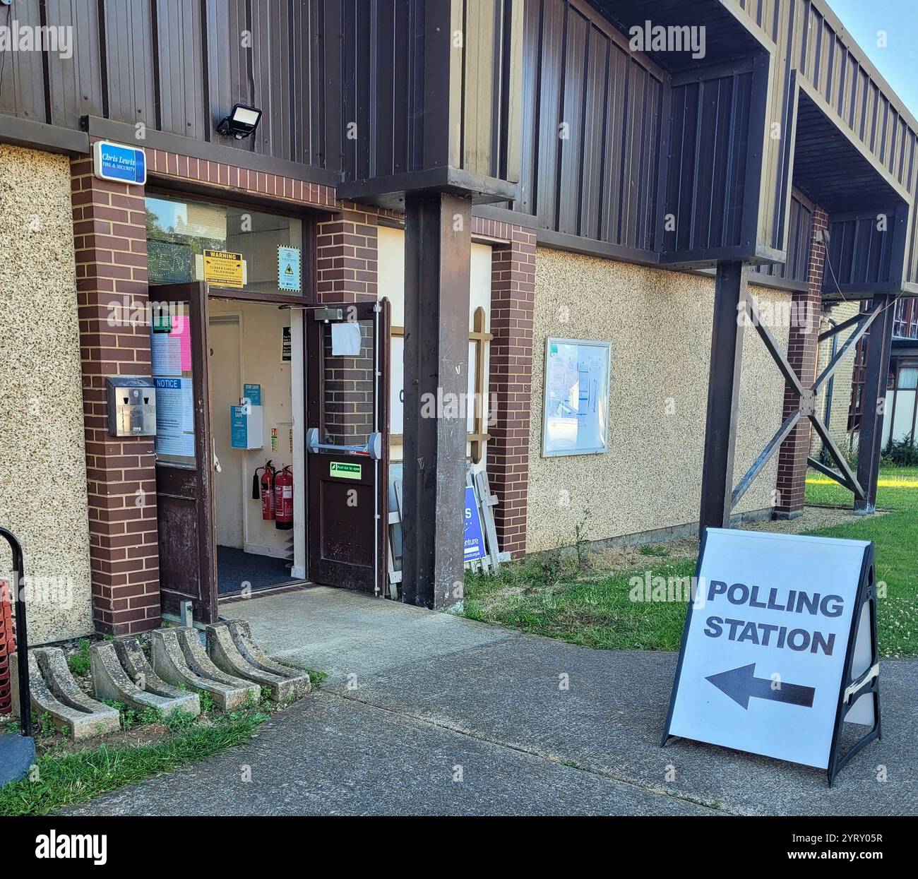 Seggi elettorali in Inghilterra, per le elezioni generali britanniche del 2024. Foto Stock