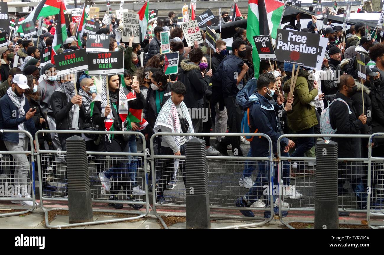 22 maggio 2021; migliaia di manifestanti si sono riuniti nel centro di Londra in solidarietà con il popolo palestinese durante gli scontri tra Israele e Gaza nel maggio 2021. Gli organizzatori hanno stimato che più di 180.000 persone erano a Hyde Park per le proteste pro-palestinesi il sabato. Foto Stock
