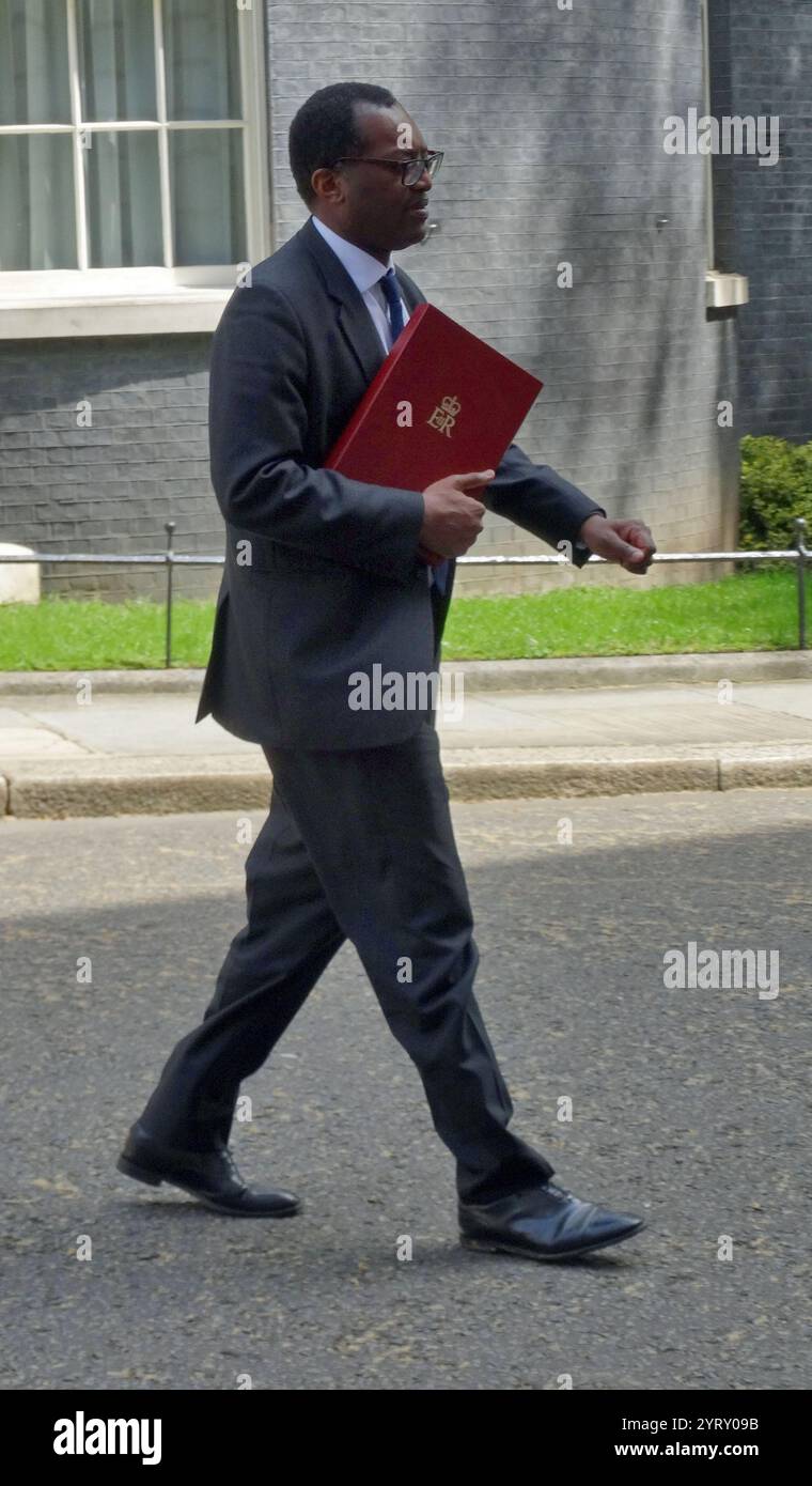 Kwasi Kwarteng a Downing Street per informare il primo ministro Boris Johnson. Maggio 2021. Kwasi Kwarteng (nato nel 1975), politico del Partito Conservatore britannico, segretario di Stato per l'economia, l'energia e la strategia industriale dal 2021. Foto Stock