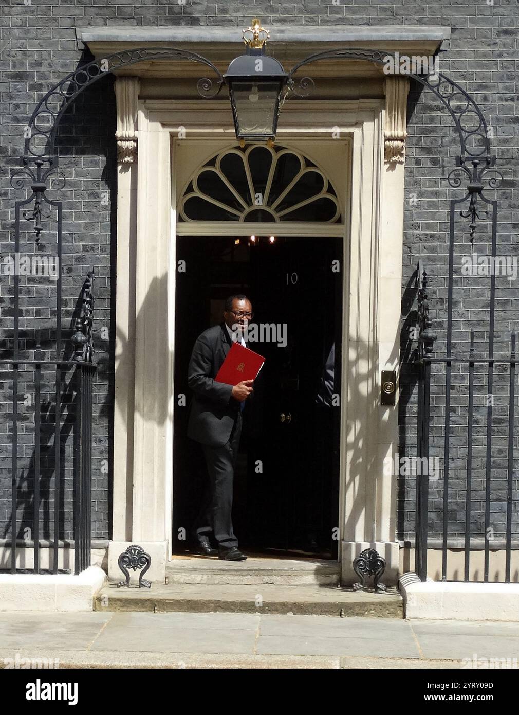 Kwasi Kwarteng a Downing Street per informare il primo ministro Boris Johnson. Maggio 2021. Kwasi Kwarteng (nato nel 1975), politico del Partito Conservatore britannico, segretario di Stato per l'economia, l'energia e la strategia industriale dal 2021. Foto Stock
