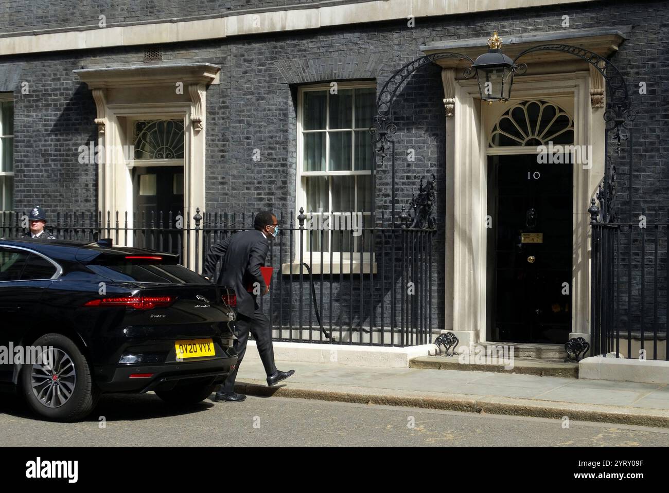 Kwasi Kwarteng a Downing Street per informare il primo ministro Boris Johnson. Maggio 2021. Kwasi Kwarteng (nato nel 1975), politico del Partito Conservatore britannico, segretario di Stato per l'economia, l'energia e la strategia industriale dal 2021. Foto Stock