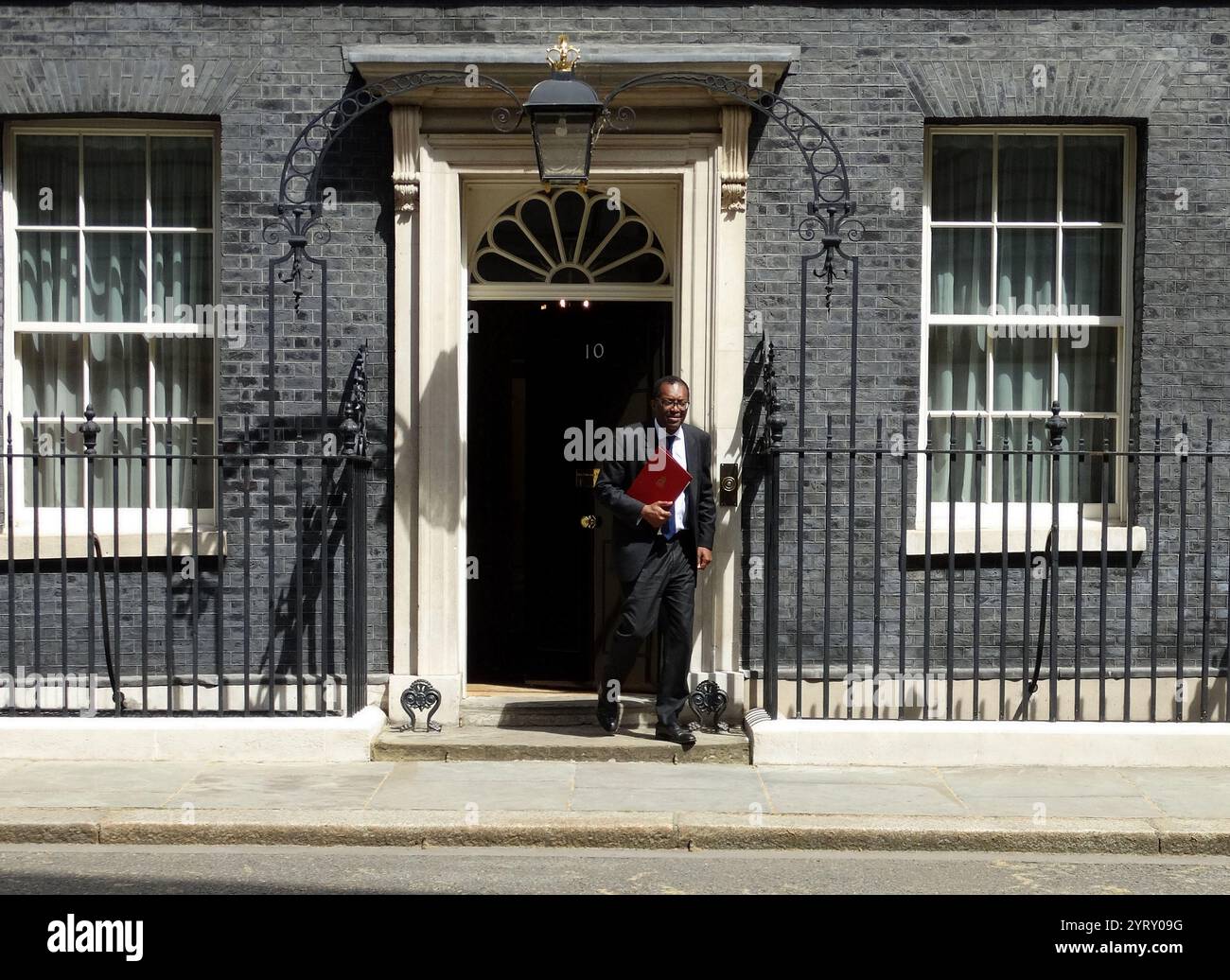 Kwasi Kwarteng a Downing Street per informare il primo ministro Boris Johnson. Maggio 2021. Kwasi Kwarteng (nato nel 1975), politico del Partito Conservatore britannico, segretario di Stato per l'economia, l'energia e la strategia industriale dal 2021. Foto Stock