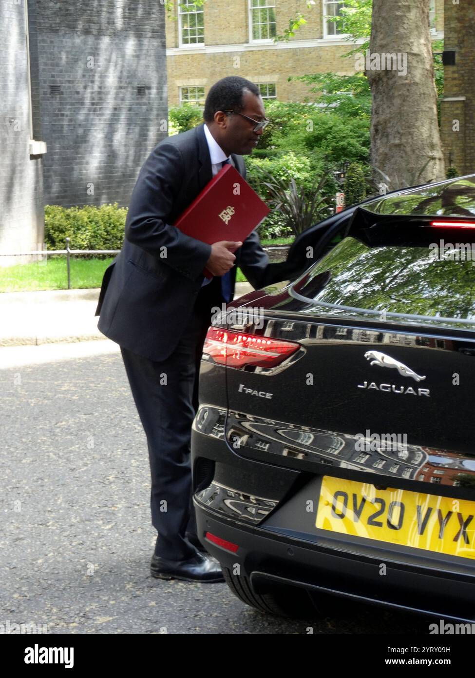 Kwasi Kwarteng a Downing Street per informare il primo ministro Boris Johnson. Maggio 2021. Kwasi Kwarteng (nato nel 1975), politico del Partito Conservatore britannico, segretario di Stato per l'economia, l'energia e la strategia industriale dal 2021. Foto Stock