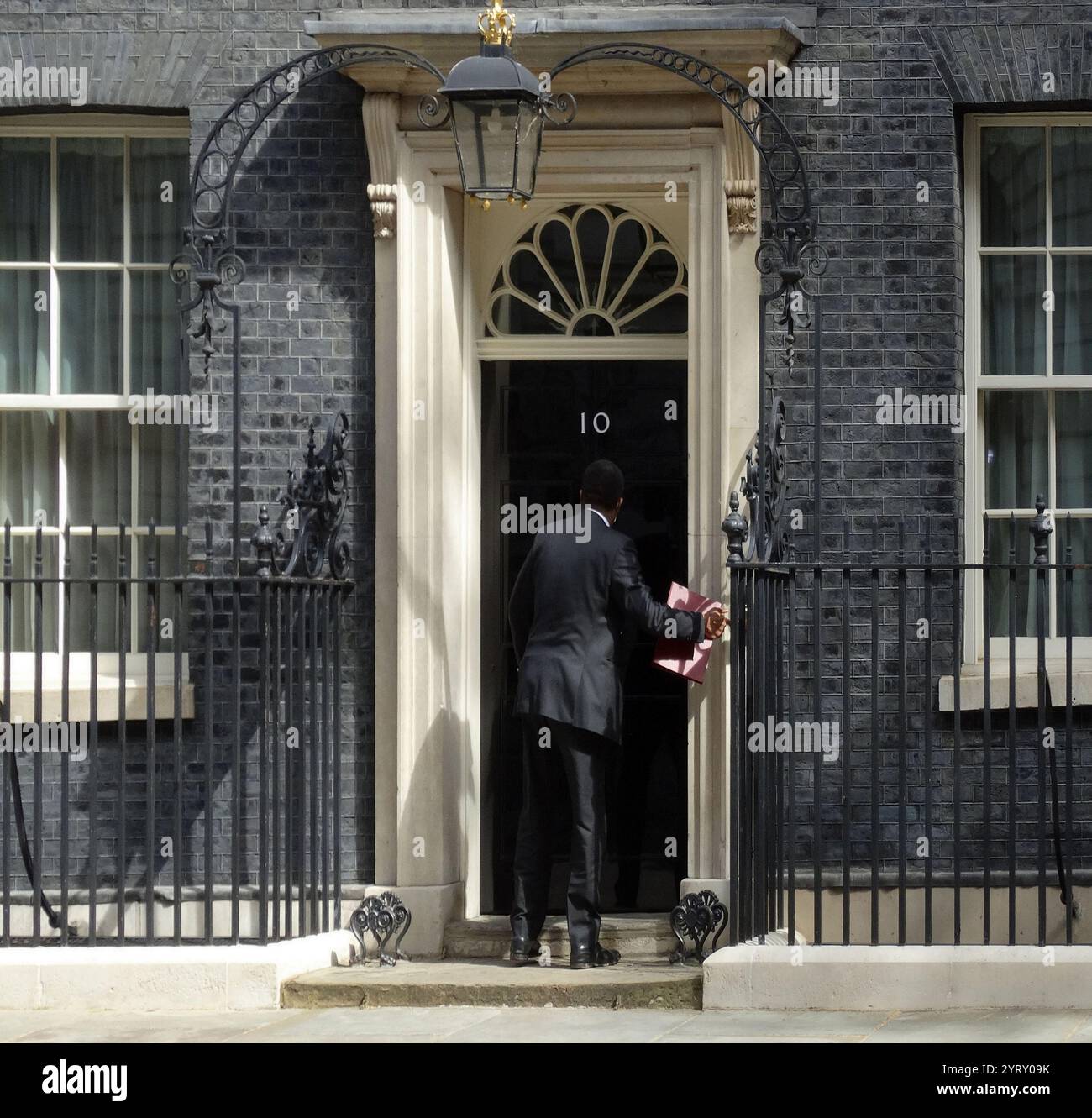 Kwasi Kwarteng a Downing Street per informare il primo ministro Boris Johnson. Maggio 2021. Kwasi Kwarteng (nato nel 1975), politico del Partito Conservatore britannico, segretario di Stato per l'economia, l'energia e la strategia industriale dal 2021. Foto Stock