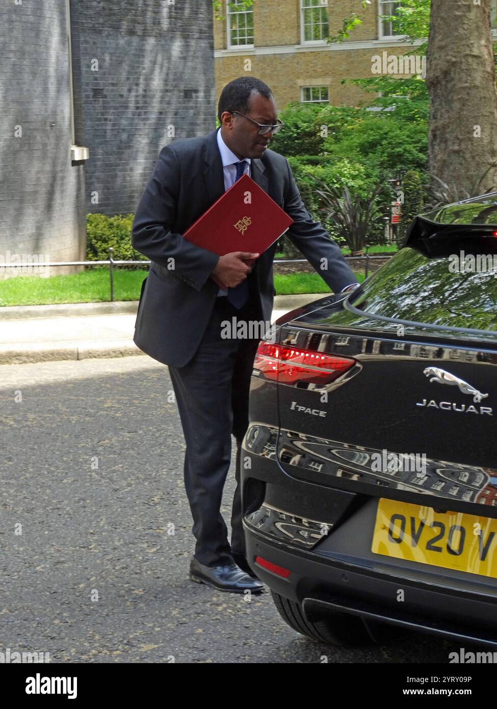 Kwasi Kwarteng a Downing Street per informare il primo ministro Boris Johnson. Maggio 2021. Kwasi Kwarteng (nato nel 1975), politico del Partito Conservatore britannico, segretario di Stato per l'economia, l'energia e la strategia industriale dal 2021. Foto Stock