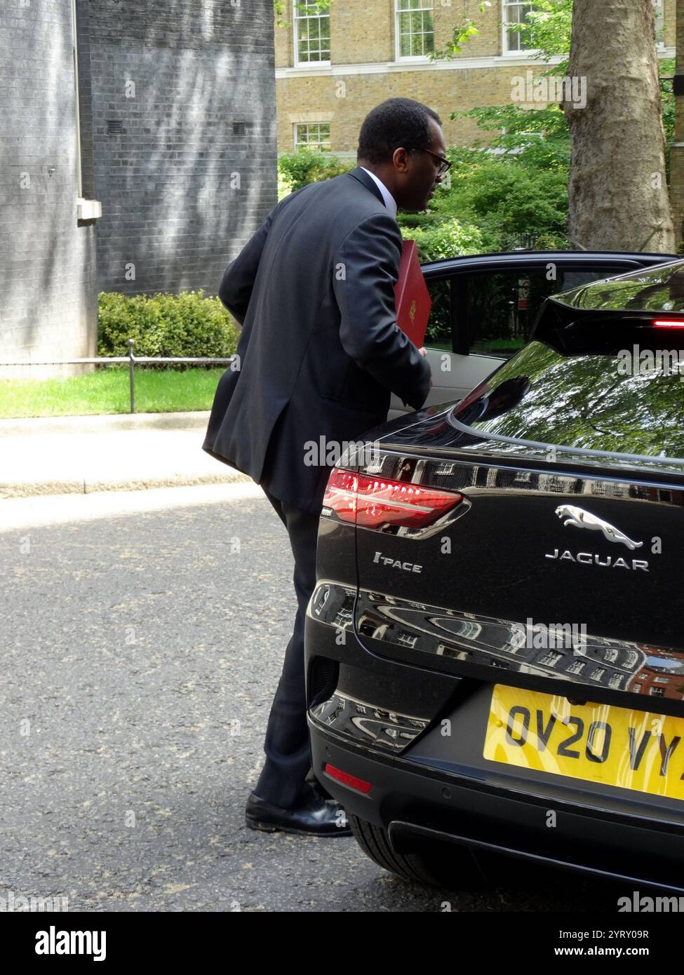 Kwasi Kwarteng a Downing Street per informare il primo ministro Boris Johnson. Maggio 2021. Kwasi Kwarteng (nato nel 1975), politico del Partito Conservatore britannico, segretario di Stato per l'economia, l'energia e la strategia industriale dal 2021. Foto Stock