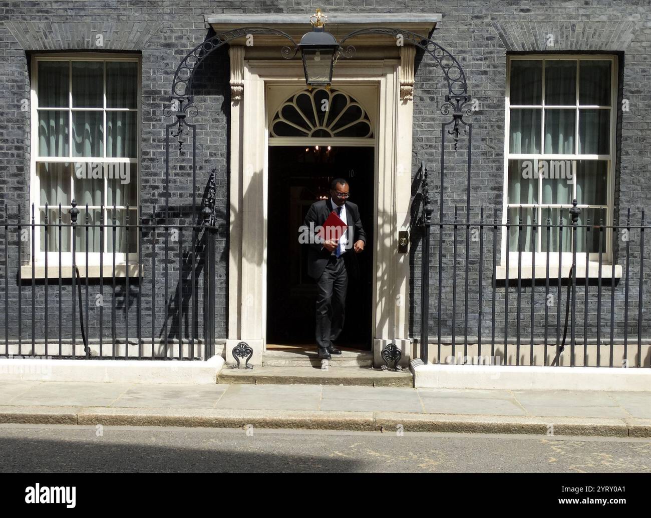 Kwasi Kwarteng a Downing Street per informare il primo ministro Boris Johnson. Maggio 2021. Kwasi Kwarteng (nato nel 1975), politico del Partito Conservatore britannico, segretario di Stato per l'economia, l'energia e la strategia industriale dal 2021. Foto Stock